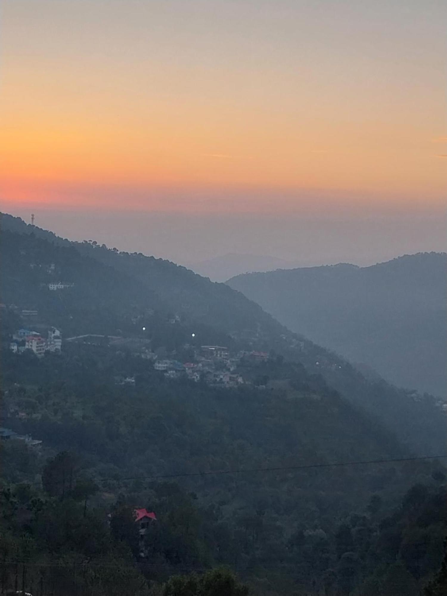 Surya Regency Premium 3 Km Before Mall Road Kasauli Exterior photo